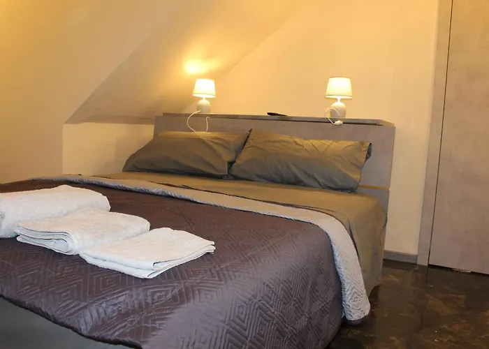 Via Cavour 19, Del Conte 3* إيغليزياس