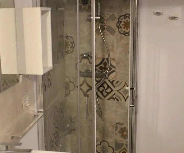 Via Cavour 19, Del Conte 3*